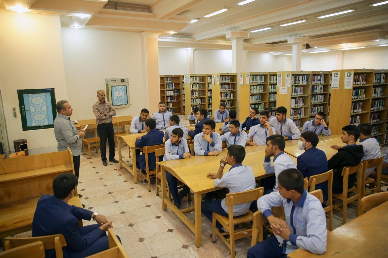 ارائه خدمات مطالعاتی به ۷۶ هزار نوجوان در کتابخانه مرکزی آستان قدس رضوی