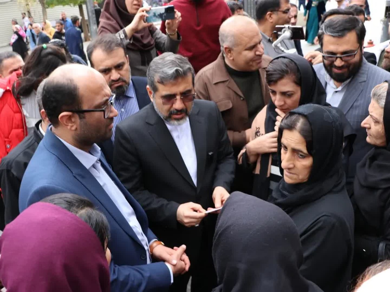وزیر فرهنگ و ارشاد اسلامی پای صحبت مردم سنندج نشست