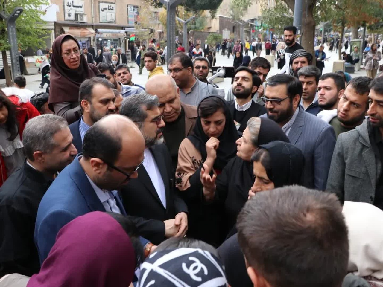 وزیر فرهنگ و ارشاد اسلامی پای صحبت مردم سنندج نشست