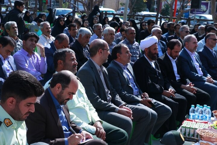 اولین کتابدار زن کتابخانه سیار کشور در اولین کتابخانه سیار استان کرمان