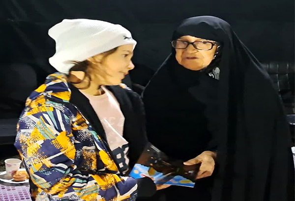 مادر شهیدان فرقانی با کتاب به استقبال کودکان دهه نودی رفت