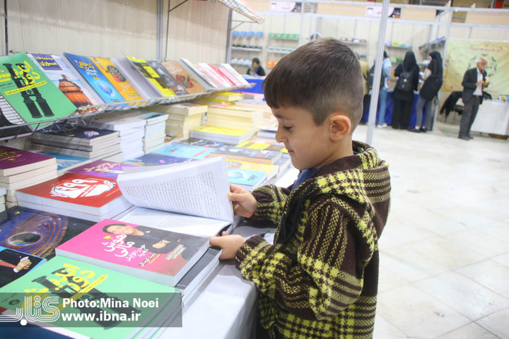 استقبال خانواده‌ها از بخش کودک و نوجوان نمایشگاه کتاب تبریز/ تمرین انس با یار مهربان