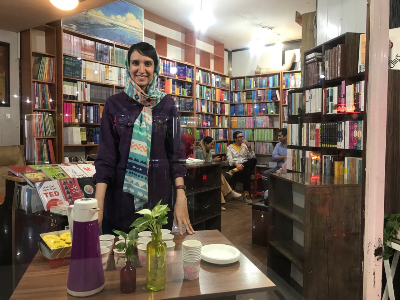 کتابخوانی با صندلیهای قرضی/ کتابفروشی کوچکی که پاتوق کتابدوستان کرمانی است