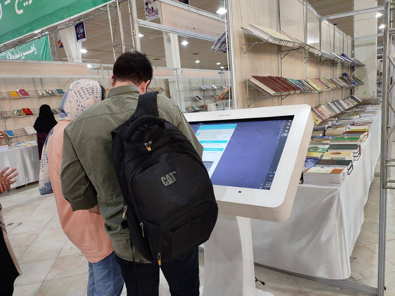 تسهیل جستجوی کتاب با سامانه‌های آنلاین رایگان در نمایشگاه کتاب تبریز