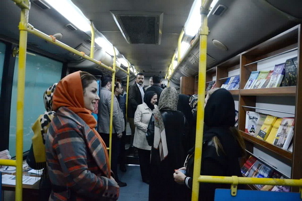 اتوبوس کتابخانه سیار شهرداری منطقه ۵ تبریز رونمایی شد