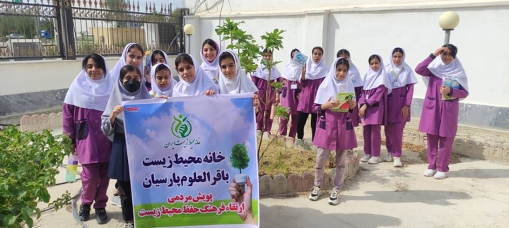 اهدای کتاب‌ با موضوع محیط زیست به کودکان پارسیانی