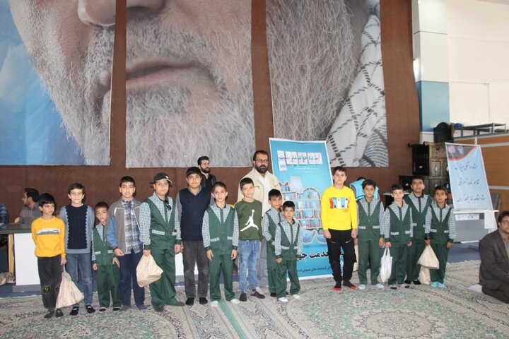 برپایی میز خدمت ادارهکل کتابخانه های عمومی در مصلای کرمان