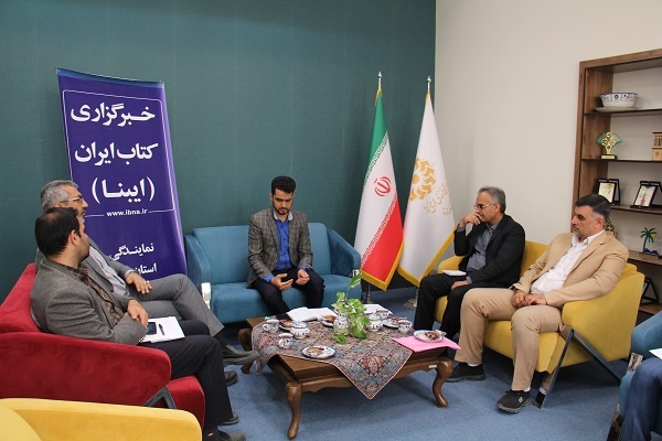 کتاب به مدیریت شهری یزد پیوست شد/ طراحی نماد بزرگ برای یار مهربان