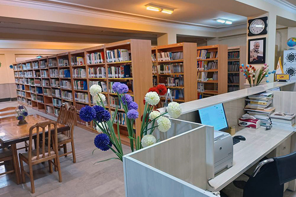 کتابخانه آیتالله حیدری ایلامی دارای نسخ خطی و بخش عربی مستقل است