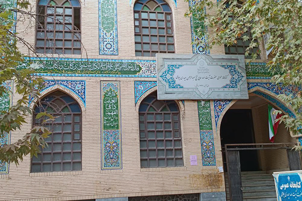 کتابخانه آیتالله حیدری ایلامی دارای نسخ خطی و بخش عربی مستقل است