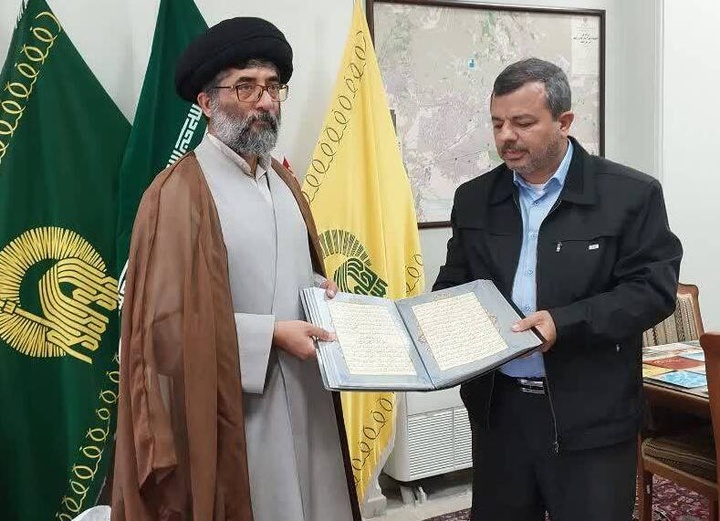 جانباز اصفهانی قرآن کتابت شده توسط خود را به موزه رضوی اهدا کرد