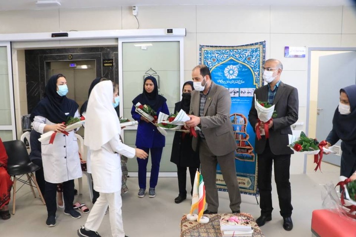 پرستاران بیمارستان کودکان بندرعباس با اهدای کتاب و گل تجلیل شدند