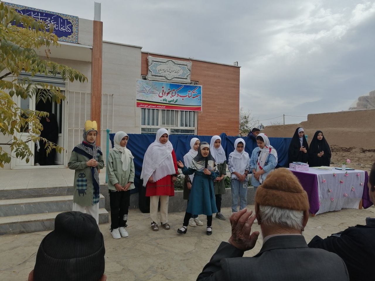 جشن ۲۰۰ نفری کتاب در روستای «ابویسان» با ۷۰۰ نفر جمعیت