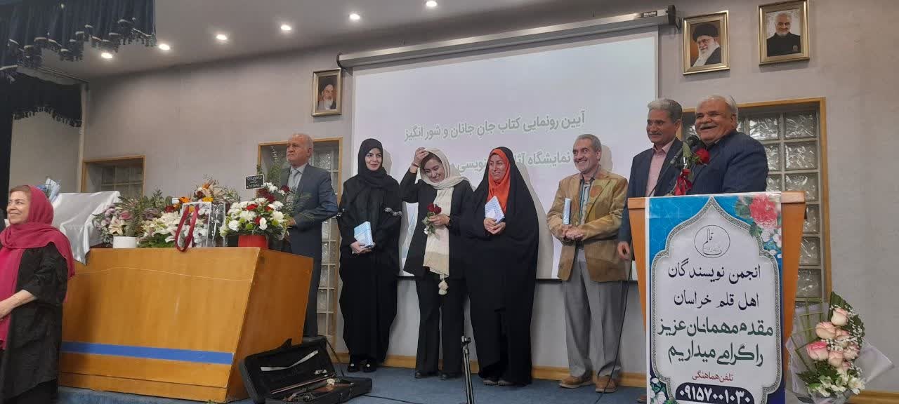 هدف نویسندگان و شاعران رساندن مردم به دانایی و موفقیت است