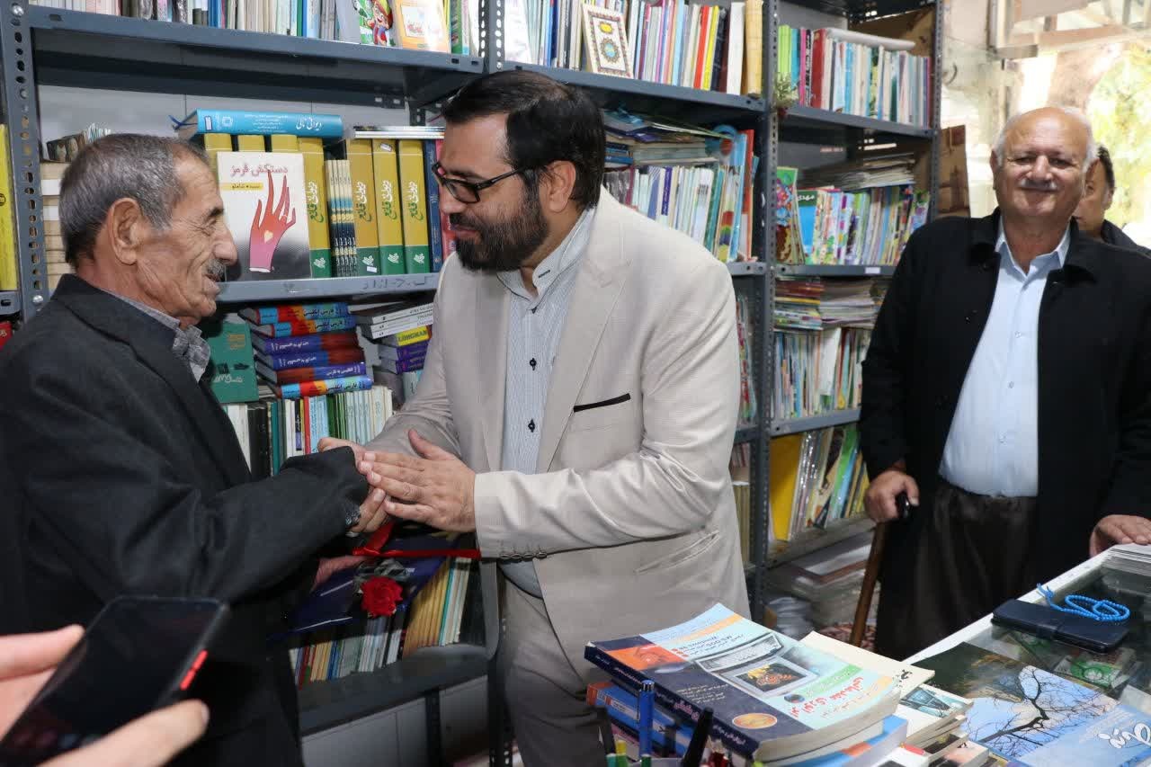 ادای احترام مدیر کل فرهنگ و ارشاد اسلامی کردستان به نویسنده بانه‌ای
