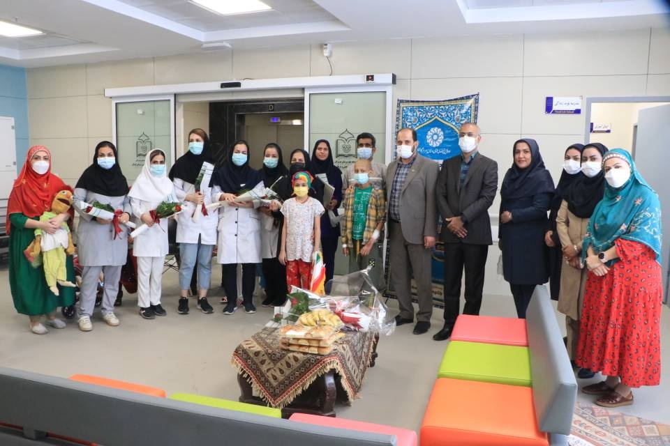 پرستاران بیمارستان کودکان بندرعباس با اهدای کتاب و گل تجلیل شدند