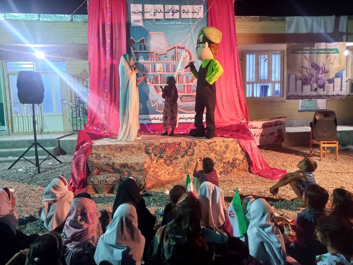 ویژه برنامه شبی دلنشین با یار مهربان در بندرعباس/ نشست نمایشنامه خوانی در ابوموسی