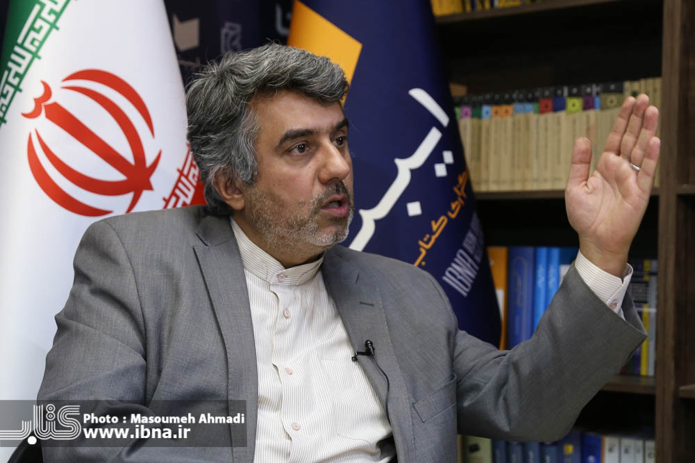 برطرفکردن چالشهای زبان فارسی نیازمند تعصب و غیرت ملی است