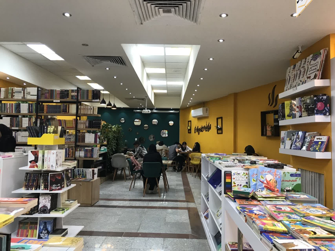 کتابشهر کرمان؛ از کافه کتاب جوان پسند تا نقد فیلم اوپنهایمر