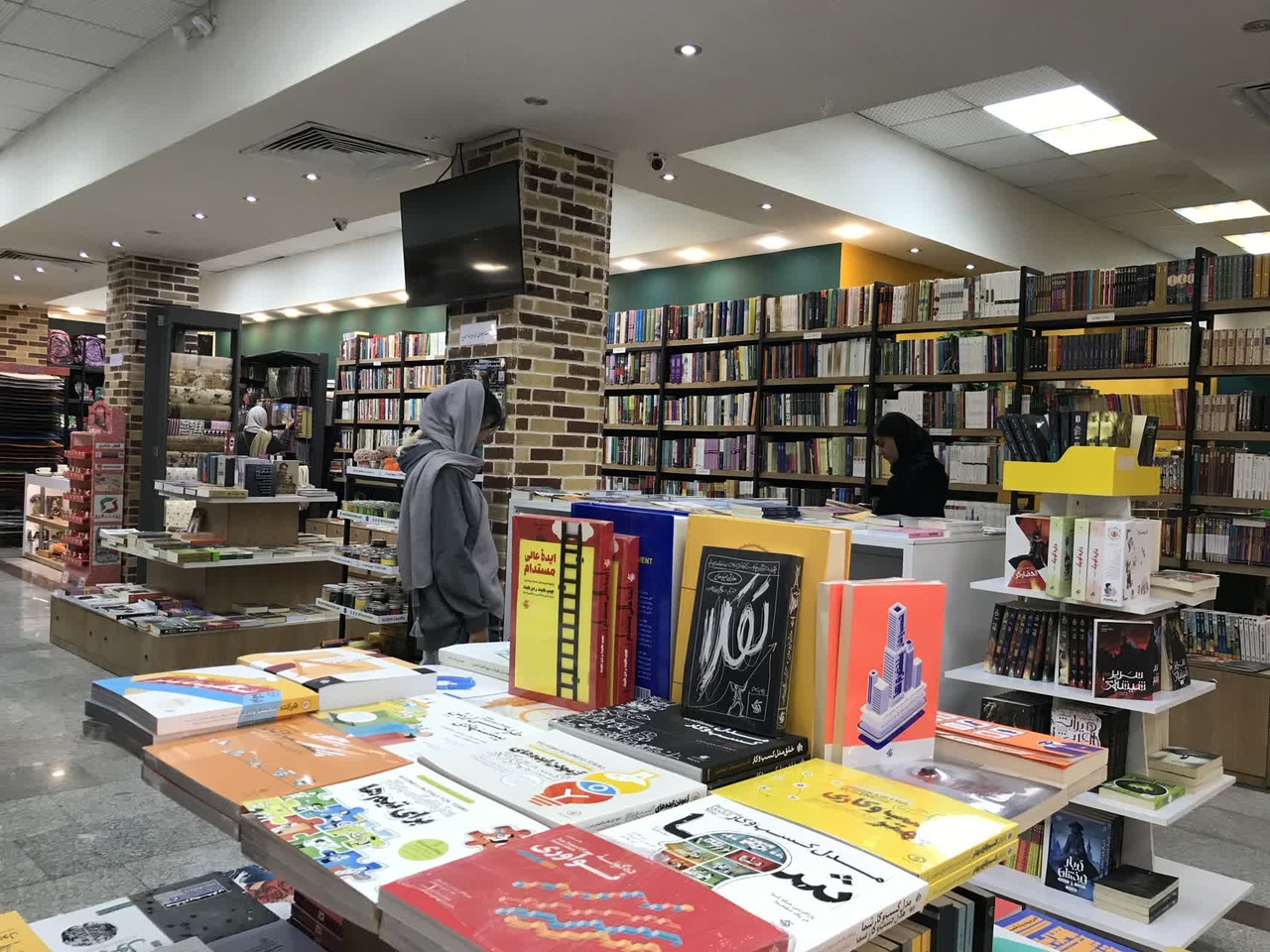 کتابشهر کرمان؛ از کافه کتاب جوان پسند تا نقد فیلم اوپنهایمر