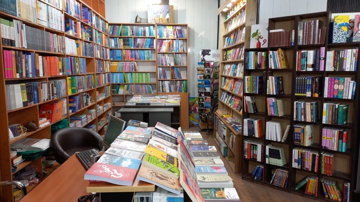 کتابخوانی با صندلی‌های قرضی/ کتابفروشی کوچکی که پاتوق کتاب‌دوستان کرمانی است