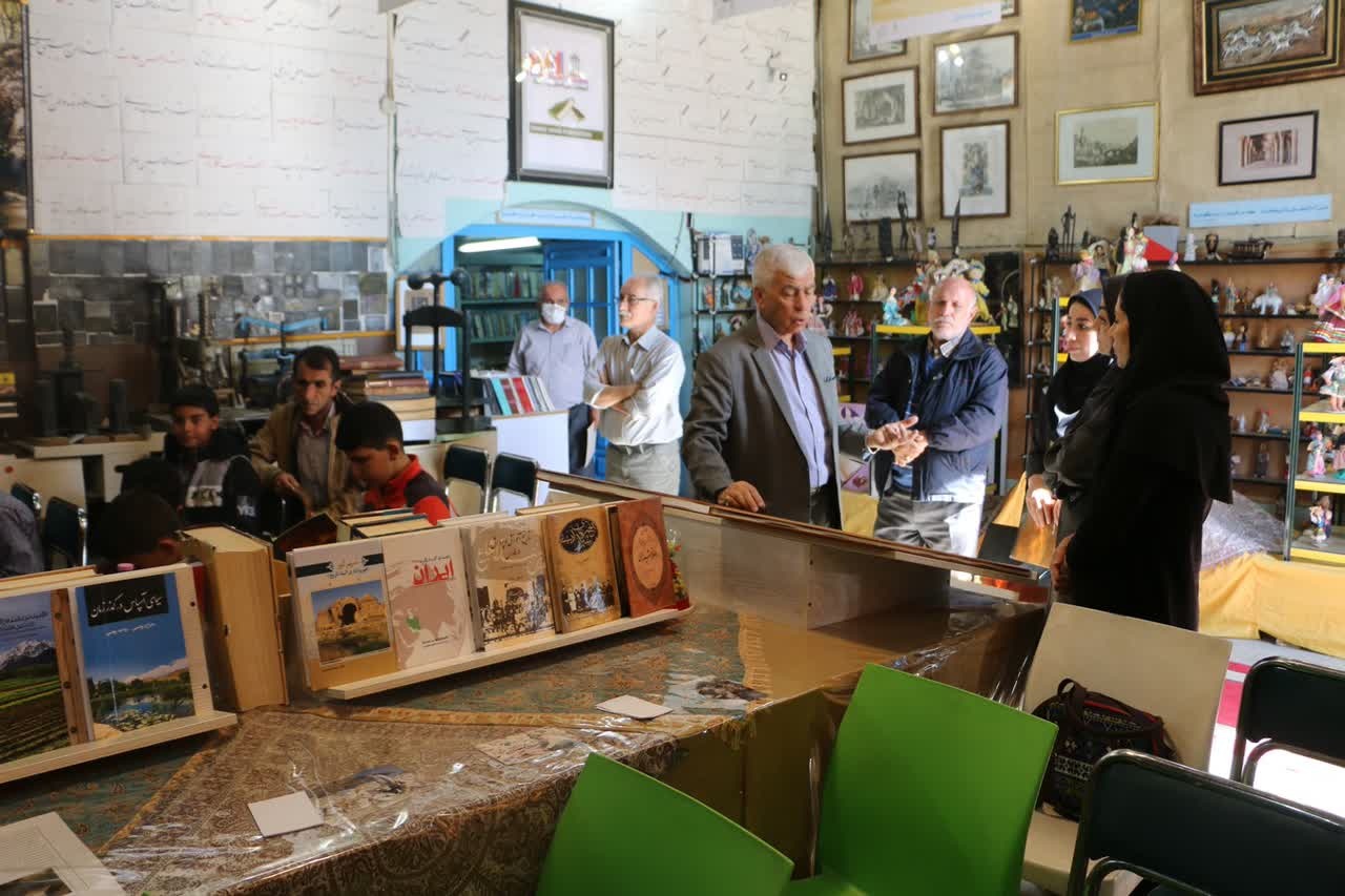 دانش آموزان به گردشگری با کتاب رفتند