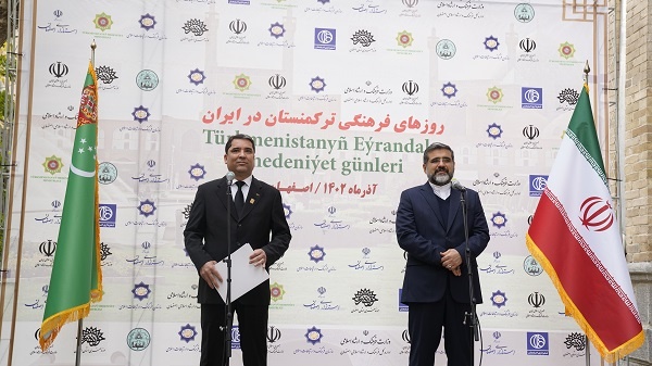 نمایشگاه آثار هنری ترکمنستان در اصفهان گشایش یافت