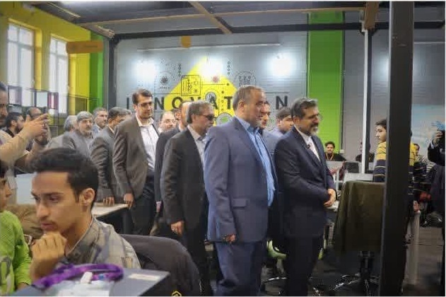 وزیر فرهنگ از نمایشگاه مکتب اسوه حسنه بازدید کرد