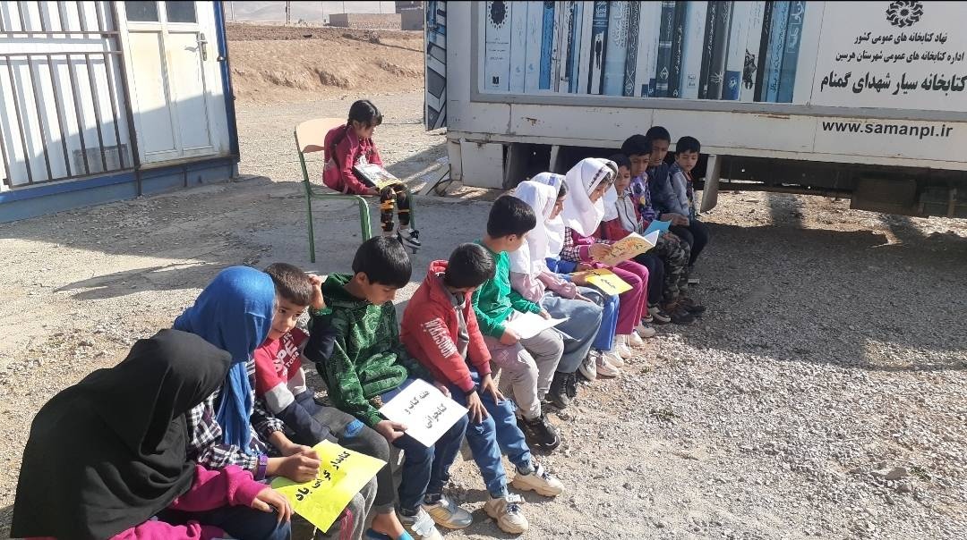 سرنوشت ماشینی که با کتاب گره خورده است / کتابخانه سیار محبوب بچههای روستای هرسین