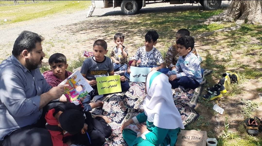 سرنوشت ماشینی که با کتاب گره خورده است / کتابخانه سیار محبوب بچههای روستای هرسین