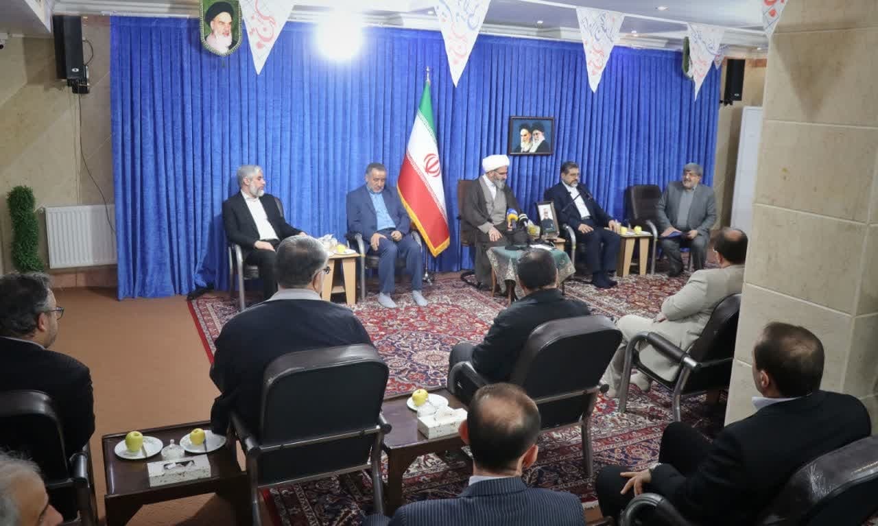 لوح «پایتختی کتاب ایران» به سمنان اهدا شد/ تشویق به مطالعه در سایه برنامه ریزی