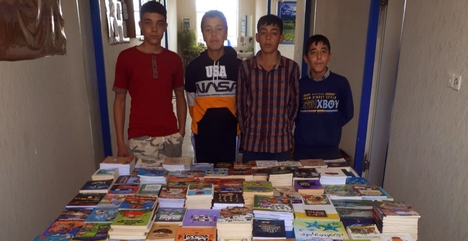 معلمی که بچههای مدرسه روستا را کتابخوان کرد/ داستان اهدای کتاب از سوئد