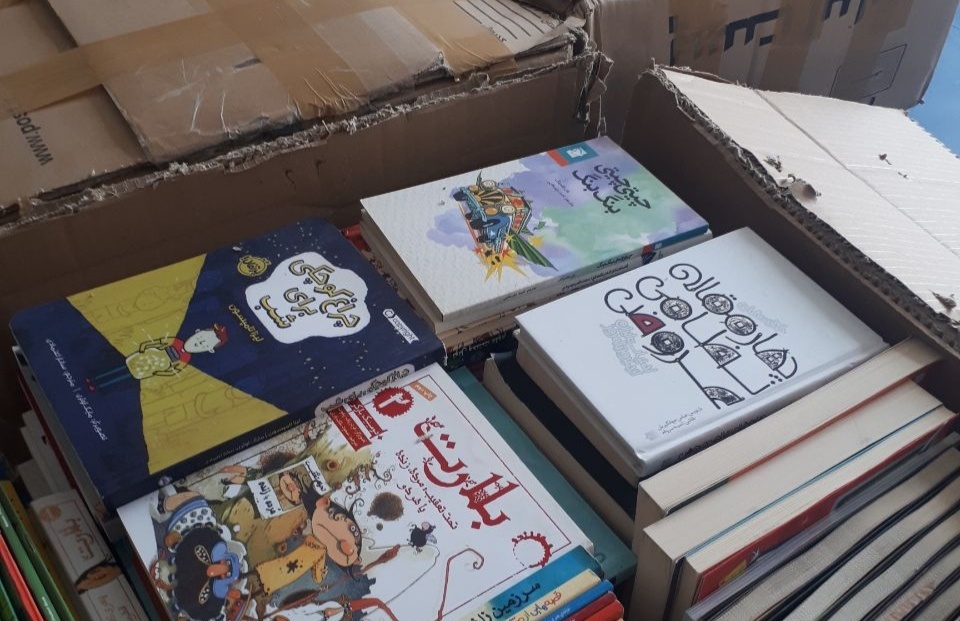 معلمی که بچههای مدرسه روستا را کتابخوان کرد/ داستان اهدای کتاب از سوئد