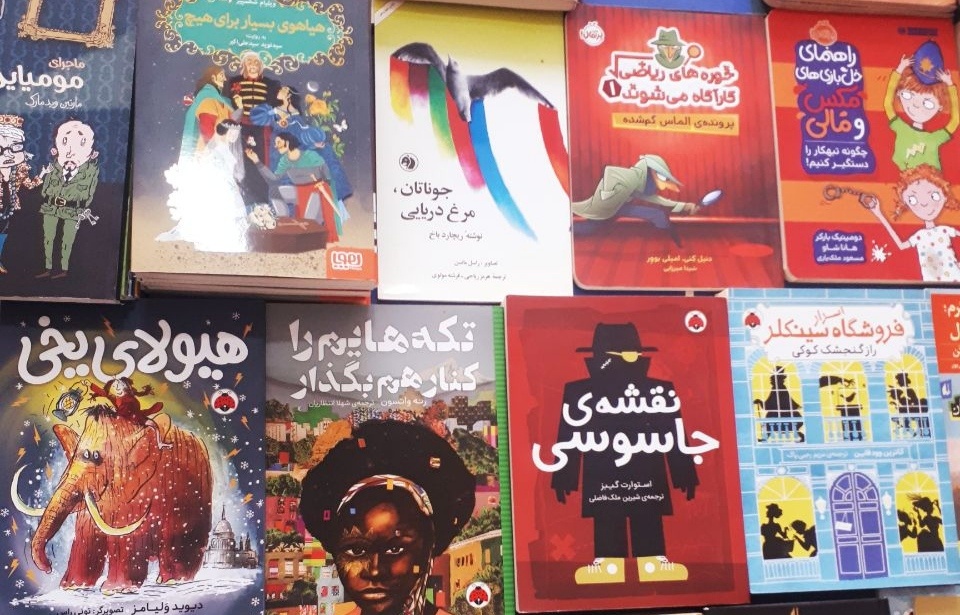 معلمی که بچه‌های مدرسه روستا را کتابخوان کرد/ داستان اهدای کتاب از سوئد