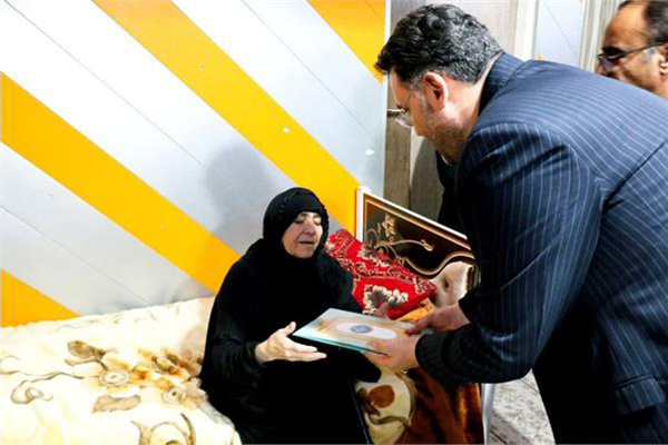معاون وزیر فرهنگ و ارشاد اسلامی با خانواده کیومرث مرادی‌مهر شاعر فقید دیدار کرد