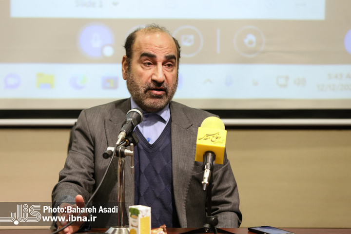 رونمایی کتاب درنگ‌ها و کندوکاو‌ها