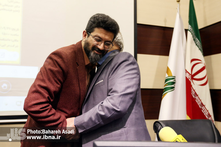 رونمایی کتاب درنگ‌ها و کندوکاو‌ها
