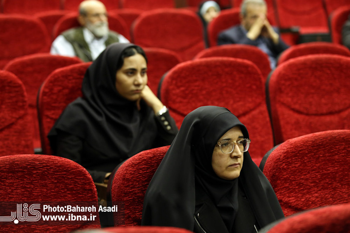 رونمایی کتاب درنگ‌ها و کندوکاو‌ها