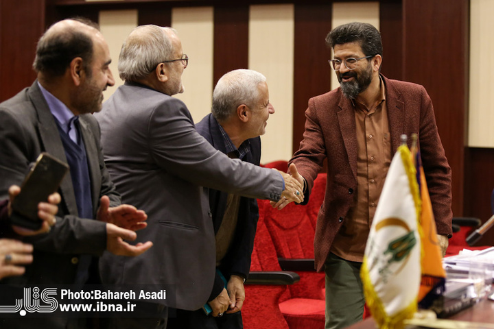 رونمایی کتاب درنگ‌ها و کندوکاو‌ها
