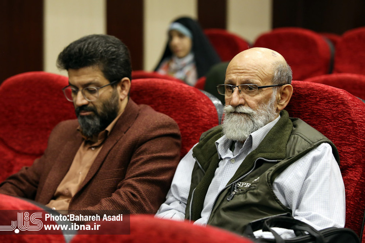 رونمایی کتاب درنگ‌ها و کندوکاو‌ها