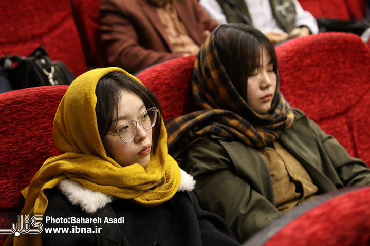 رونمایی کتاب درنگ‌ها و کندوکاو‌ها