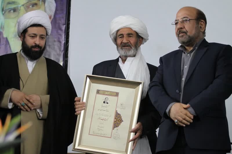 نمایشگاه ناشران کتاب نیشابور / اهدای اولین نشان اعتبار هنر در خراسان رضوی به هنرمند تربتجام
