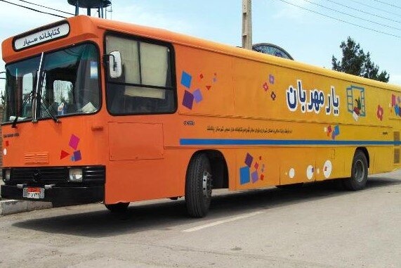 اتوبوسی برای راه‌اندازی کتابخانه سیار شهری به کانون پرورش فکری هرمزگان اهدا می‌شود