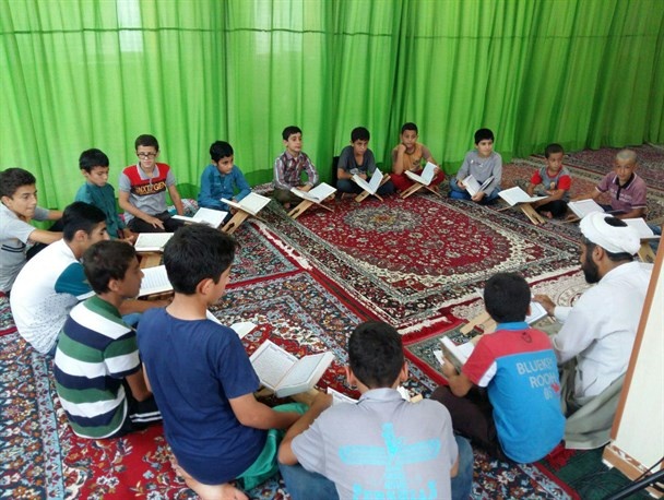 توزیع کتابچه «عکس و نیایش» در بین دانش‌آموزان زنجانی