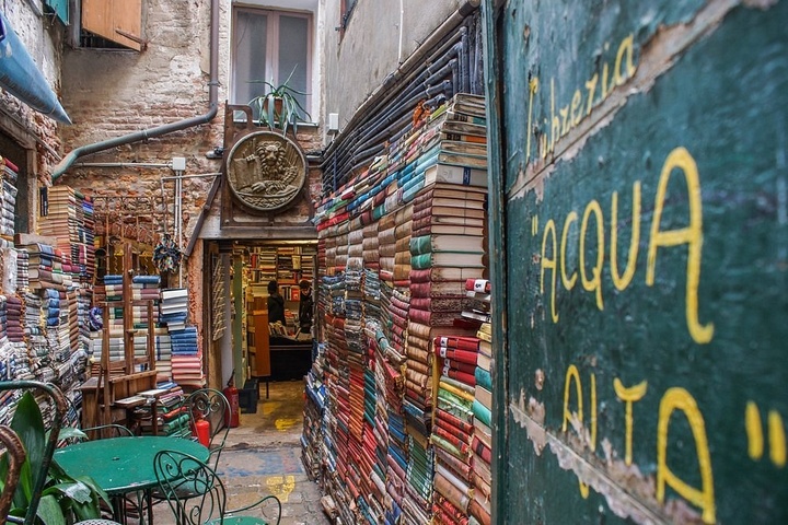 کتابفروشی‌های قاره سبز؛ از «برتراند» ۲۶۹ ساله لیسبون تا «نارنیا» در پاریس