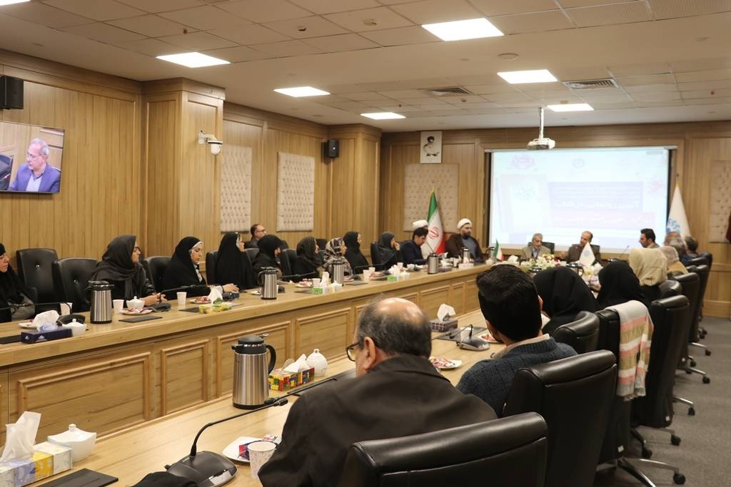 لزوم توجه به محافل ادبی برای معرفی شایسته اهلبیت(ع)