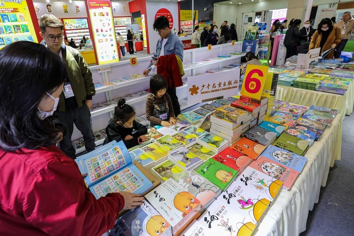 رشد ۴.۷۲درصدی خرده‌فروشی کتاب و افول جایگاه کتابفروشی‌های سنتی در چین