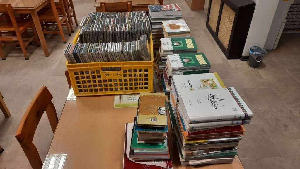 روحانی روستا کتابهایش را به کتابخانه الوند بهار اهدا کرد