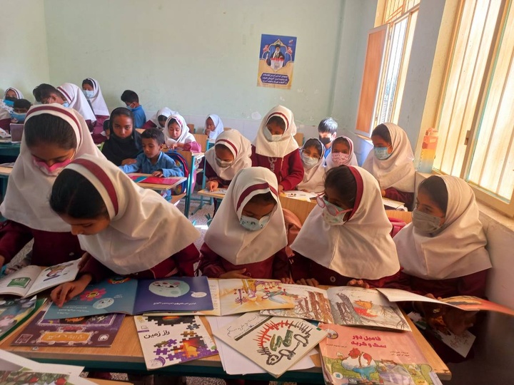 دغدغه «پیک کتاب» در روستای مُغیران به پایان رسید/ اهدای کتاب به کتابخانه مدرسه روستا