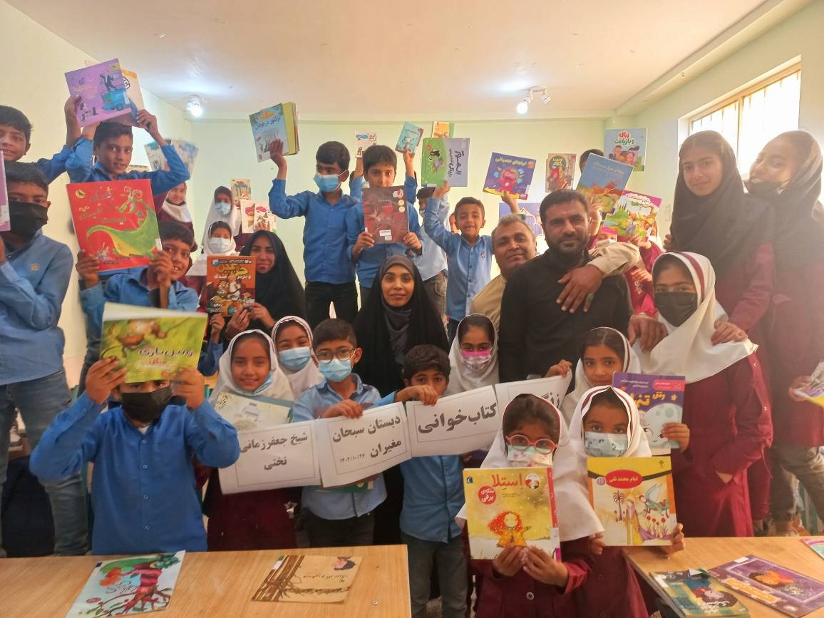 دغدغه «پیک کتاب» در روستای مُغیران به پایان رسید/ اهدای کتاب به کتابخانه مدرسه روستا